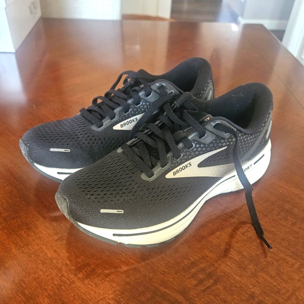 Brooks Womens Athletic Shoes Size 8.5, No Box Good Condition